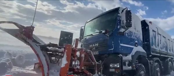 Zăpada şi viscolul au "paralizat" jumătate din ţară: până şi utilajele deszăpezire au rămas blocate în nămeţi. 28 de judeţe, sub cod galben