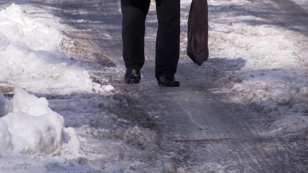 Cum să cazi pe gheaţă "corect", ca să eviţi răni şi durere. Sfatul medicului