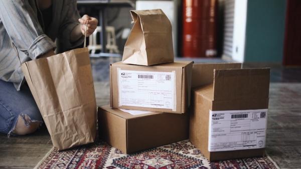 Începe taxarea celor care comandă haine doar pentru un eveniment. "Le returnează cu pete de machiaj, miros de transpiraţie"