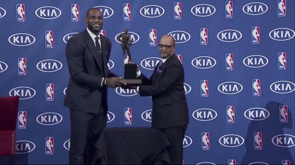LeBron James a intrat în istoria baschetului. A devenit cel mai bun marcator al competiţiei NBA 