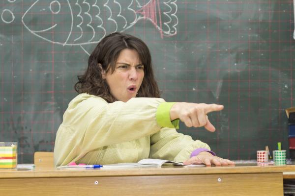 Profesorii agresivi şi cei care fac meditaţii cu elevii de la clasă şi-ar putea pierde locul de muncă. "Dacă îi mai scoatem și pe ăștia cu probleme, cine mai predă"