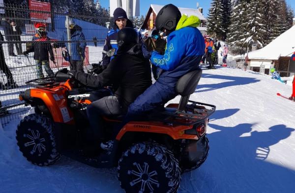 Tupeul unui turist, prins cu ATV-ul pe pârtia din Predeal, printre schiori. Cum "le-a dat replica" jandarmilor