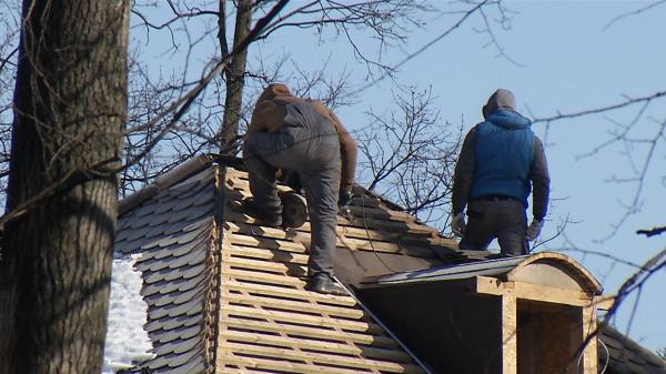 Oameni din zona Bucureştiului, păcăliţi să dea mii de euro unei echipe de meşteri escroci. Cum funcţionează "metoda acoperişul"
