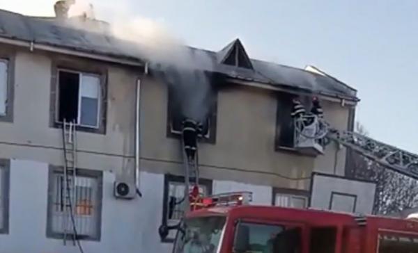 Incendiu într-un liceu din Vaslui: flăcările au izbucnit în laboratorul de fizică. Pompierii au intervenit cu mai multe autospeciale