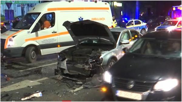 Accident violent în Capitală: Un şofer nu a acordat prioritate şi a lovit din plin o maşină care circula regulamentar