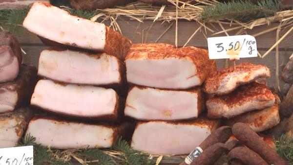 Secrete din strămoși la Festivalul Slăninei din Brașov: "O slănină trebuie să o mănânci cu ochii. Să arate bine"