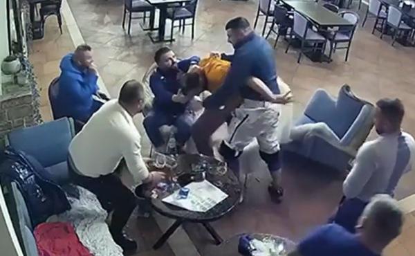 Unul dintre bătăuşii implicaţi în altercaţia de la un restaurant din Turda, arestat pentru 30 de zile. Un băieţel a privit îngrozit ploaia de pumni şi picioare