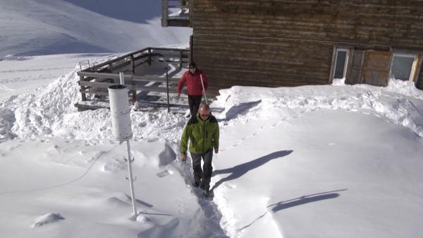 Avalanşele, anunţate de meteorologii de la Bâlea Lac. Ce provocări şi pericole întâmpină oamenii din vârful muntelui