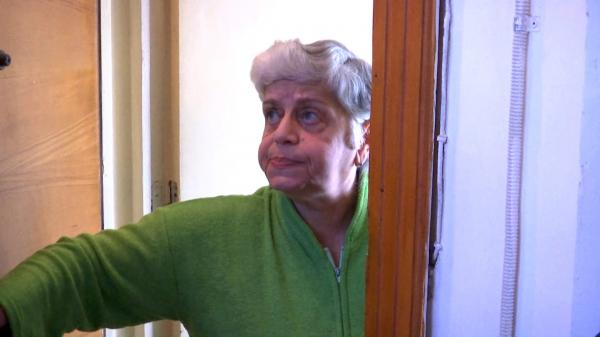 O femeie din Brăila sună cel puţin o dată pe oră la 112. Operatorii o cunosc deja după voce. Se simte ameninţată de o persoană pe care nu a văzut-o