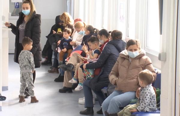 Viroza care trimite tot mai mulţi copii la spital, cu febră mare. Cine riscă să se îmbolnăvească