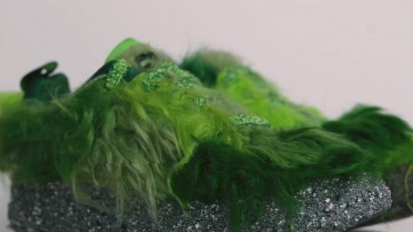 "Ce a mai ajuns şi moda asta?" Cât costă o pereche de pantofi sport din care creşte iarbă