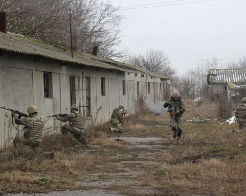 Trei militari, răniți în Poligonul Cățelu în timp ce aprindeau o încărcătură de explozibil