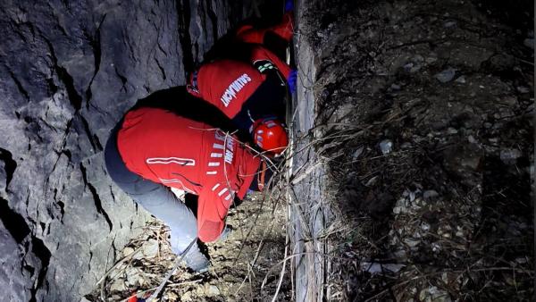 A văzut moartea cu ochii, după ce a căzut 8 metri într-o prăpastie din Cheile Sohodolului. Biciclistul era inconştient, blocat într-un spațiu îngust