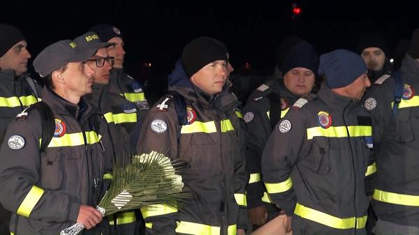 Salvatorii români trimiși în Turcia au descris momentul în care au scos doi soți de sub dărâmături, după ore de agonie: "Am tăiat o platformă de beton"