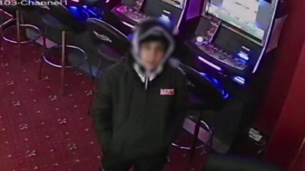 Explicația uluitoare a tinerei care a jefuit o sală de jocuri "înarmată" cu un spray de gândaci. Riscă ani grei de închisoare