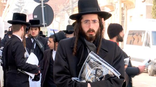 Hotelierii dezvăluie ce servicii oferă evreilor utraortodocşi veniţi la Sighetu Marmaţiei. "Li se aprinde lumina, trebuie să deschidă uşa"