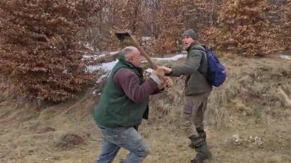 "Te tai!". Scene desprinse din filmele de groază în Argeș. Pădurarii, atacați cu drujbe și topoare de hoţii de lemne