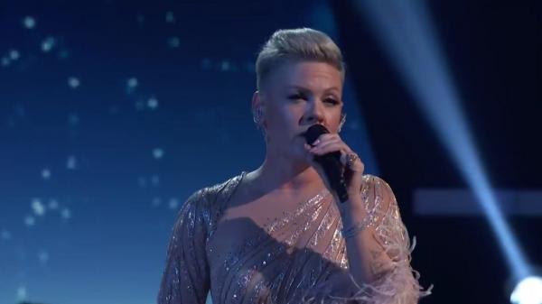 Pink revine în forţă cu un nou album. Se numeşte ''Trustfall'' şi vorbeşte despre viaţa sa ca o adevărată aventură