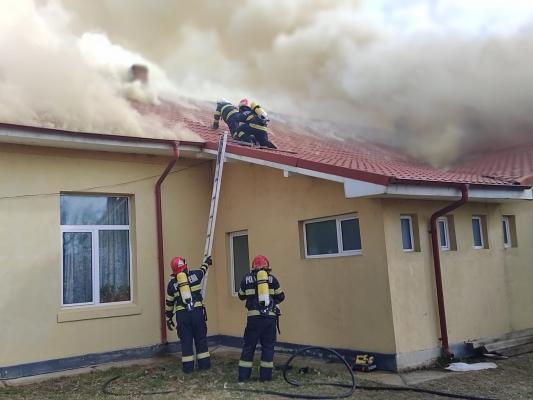 Incendiu violent într-o şcoală din Olt. Focul a cuprins acoperişul clădirii, cei 34 de elevi şi 4 profesori s-au autoevacuat