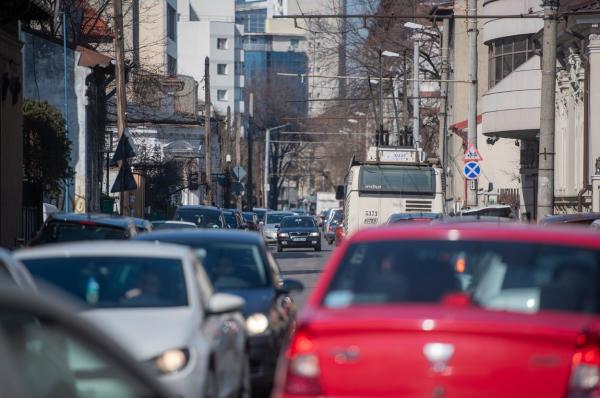 Toți primarii din București, amendați pentru că poluarea a depăşit limita maximă de 2 ori într-o săptămână. Unii edili dau vina doar pe municipalitate