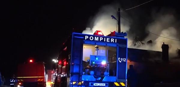 Doi bătrâni din Argeş, scoşi din flăcări de poliţiştii care patrulau întâmplător prin zonă. Incendiul a făcut casa scrum