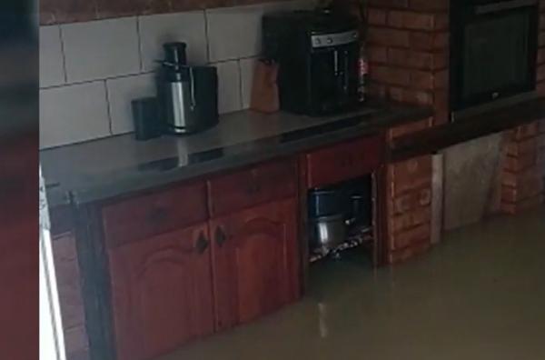 Vremea rea a pus stăpânire pe nordul României: copaci rupţi de vânt, trenuri blocate şi inundaţii