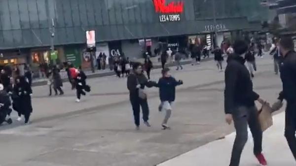 Caz cutremurător în Paris: Un bărbat s-a aruncat de la etajul unui mall. Impactul violent, confundat cu cel al focurilor de armă