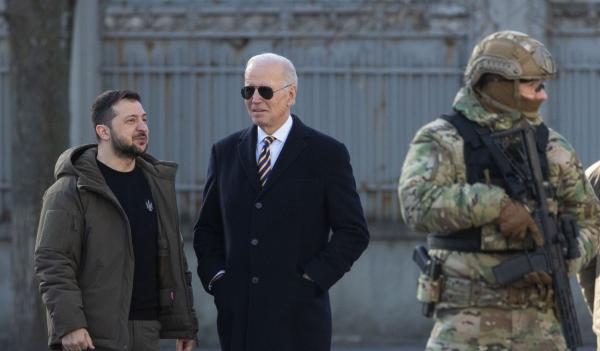 Filmul vizitei istorice a lui Joe Biden la Kiev. Sirene de alarmă aeriană, îmbrățișări îndelungi cu Zelenski și celebrul salut "Glorie Ucrainei"