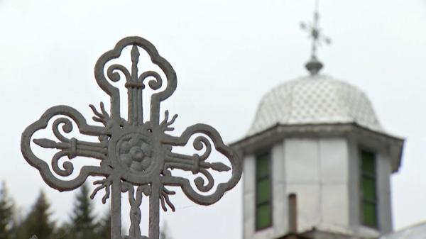 Călugărul de la mănăstirea care interzice intrarea femeilor ar fi violat doi băieţi minori. Superiorii spun că e vorba de o "sminteală"