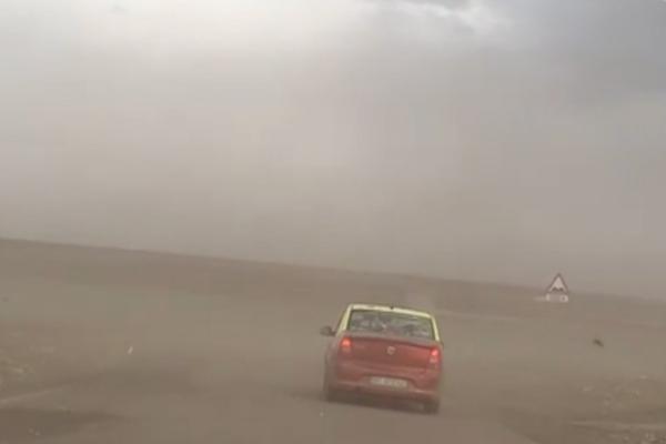 Locul din România unde rafalele de vânt au atins o viteză periculoasă. Şoselele, de nerecunoscut