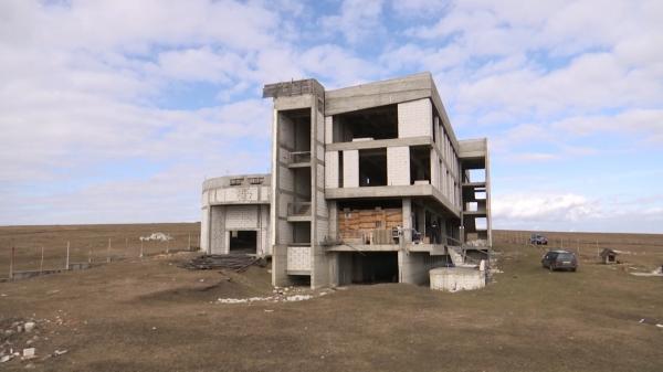 Pază de 100.000 de euro pentru o clădire abandonată din Suceava. Construcţia nu are nici măcar o cale de acces
