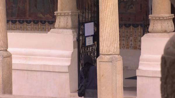 Enoriaşa care a şantajat un preot din Argeş, după ce l-a văzut cu amanta la mare, a fost reţinută pentru 24 de ore 