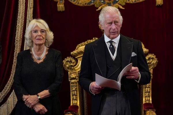 Val de controverse după ce s-a zvonit că soţia lui Charles al III-lea, Camilla, ar putea primi titlul de "regină"