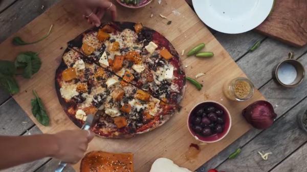 Pizza fără roșii în restaurantele din Marea Britanie din cauza preţurilor sufocante. Unele tomate se vând şi cu 100 de lei/kg