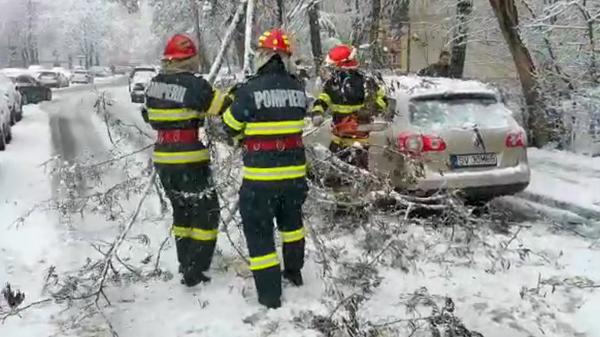 Vremea rea face ravagii în țară. Trei bărbați la un pas de moarte în drum spre Sighișoara după ce o creangă le-a străpuns parbrizul