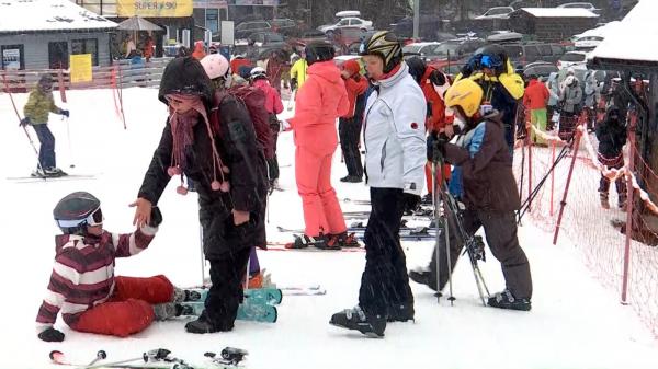 În stațiunile din Maramureș "ninge" cu oferte. Administratorii pârtiilor speră să se poată schia până în aprilie