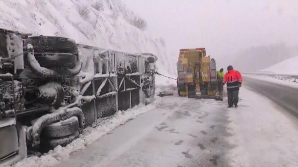 Valul de aer arctic a răvășit Europa cu furtuni violente de zăpadă. Centrul Statelor Unite este devastat de tornade