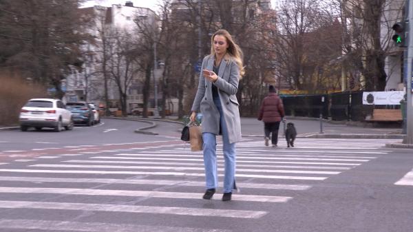 Româncele, la muncă şi acasă, şi la job: cum sunt împărţite treburile casnice între parteneri