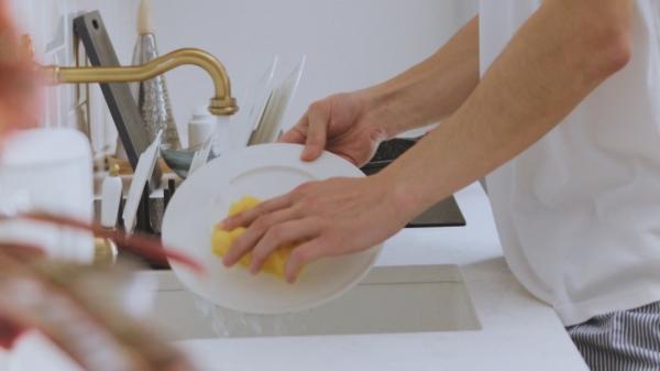 Jobul de acasă: 7 din 10 românce lucrează gratis și după cele 8 ore de muncă. Gătesc, spală, calcă și au și grijă de copii