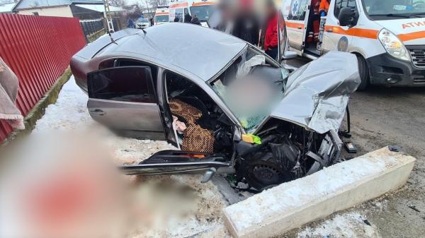 Passat-ul făcut praf în Suceava era plin cu elevi de liceu. S-au înfipt cu mașina într-un cap de pod înaintea orelor de curs