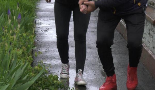 Caz cutremurător în Buzău: Un bărbat de 51 de ani ar fi violat o copilă și ar fi agresat sexual alte 5 fete. Mama unei victime l-a dat pe mâna Poliției