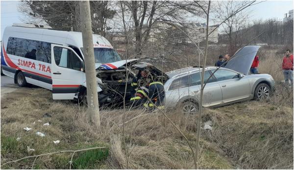 Cinci persoane au fost rănite, după ce un microbuz şi un autoturism s-au ciocnit, în Eforie Nord. Trei dintre victime au ajuns la spital