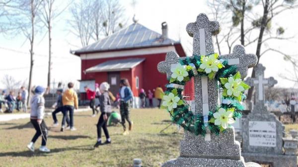 Într-un sat din Vaslui, elevii învață în cimitir, în sala de pomeni. Părinții preferă să-i lase pe cei mici printre cruci, decât să facă naveta