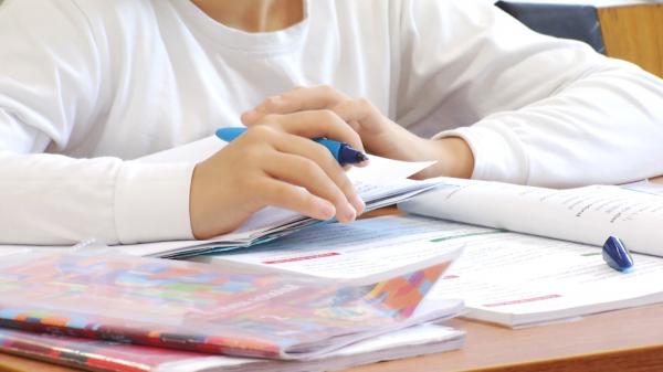 Meditațiile se mută la clasă: Profesorii ar putea primi în plus între 70 și 100 de lei la salariu pentru ore suplimentare