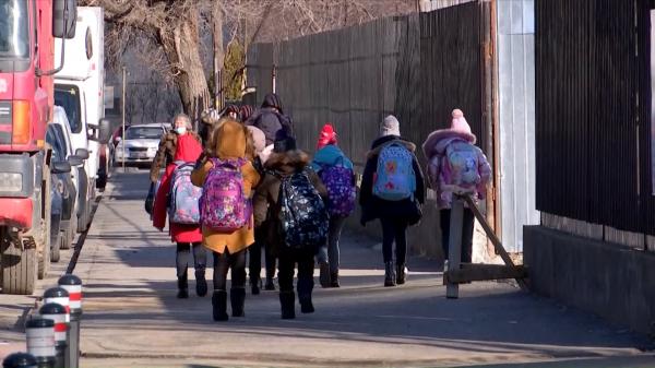 Educaţia digitală, un vis neîmplinit. Copiii, nevoiţi să care ghiozdane cât jumătate din greutatea lor