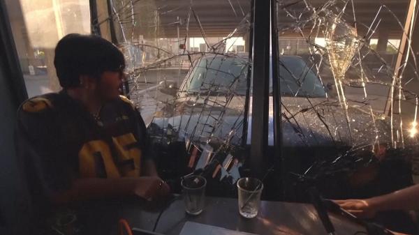 Maşină scăpată de sub control, izbită în vitrina unui local, în SUA. Momentul, surprins de camere, în timp ce era filmat un interviu