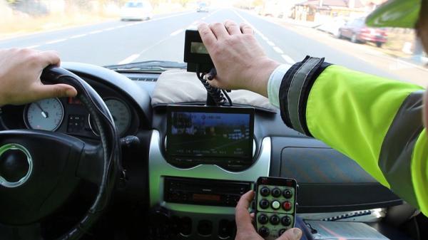 Un şofer de 19 ani din Bacău a primit o amendă de 4.000 de euro şi are permisul suspendat pentru 780 de zile. Lista completă de abateri