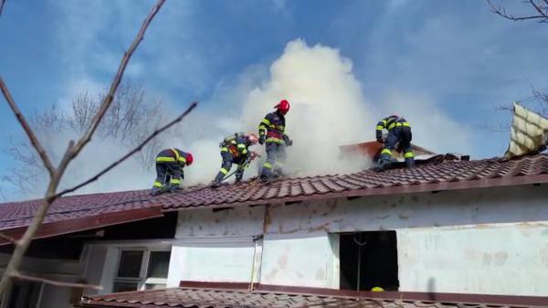 A dat foc vegetatiei în curtea casei, dar focul i-a distrus tot ce avea. Flăcările au cuprins şi locuinţele altor vecini