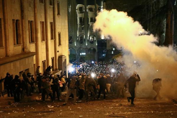 Protestele din Georgia au "doborât" proiectul de lege inspirat de la ruşi. Cele 2 zile de violenţe au umplut spitalele din Tbilisi
