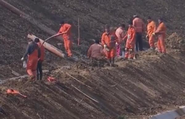 Agonie şi extaz pe drumul expres Craiova-Pitești. Primul tronson, abandonat de constructor, al treilea ar putea fi inaugurat înainte de termen